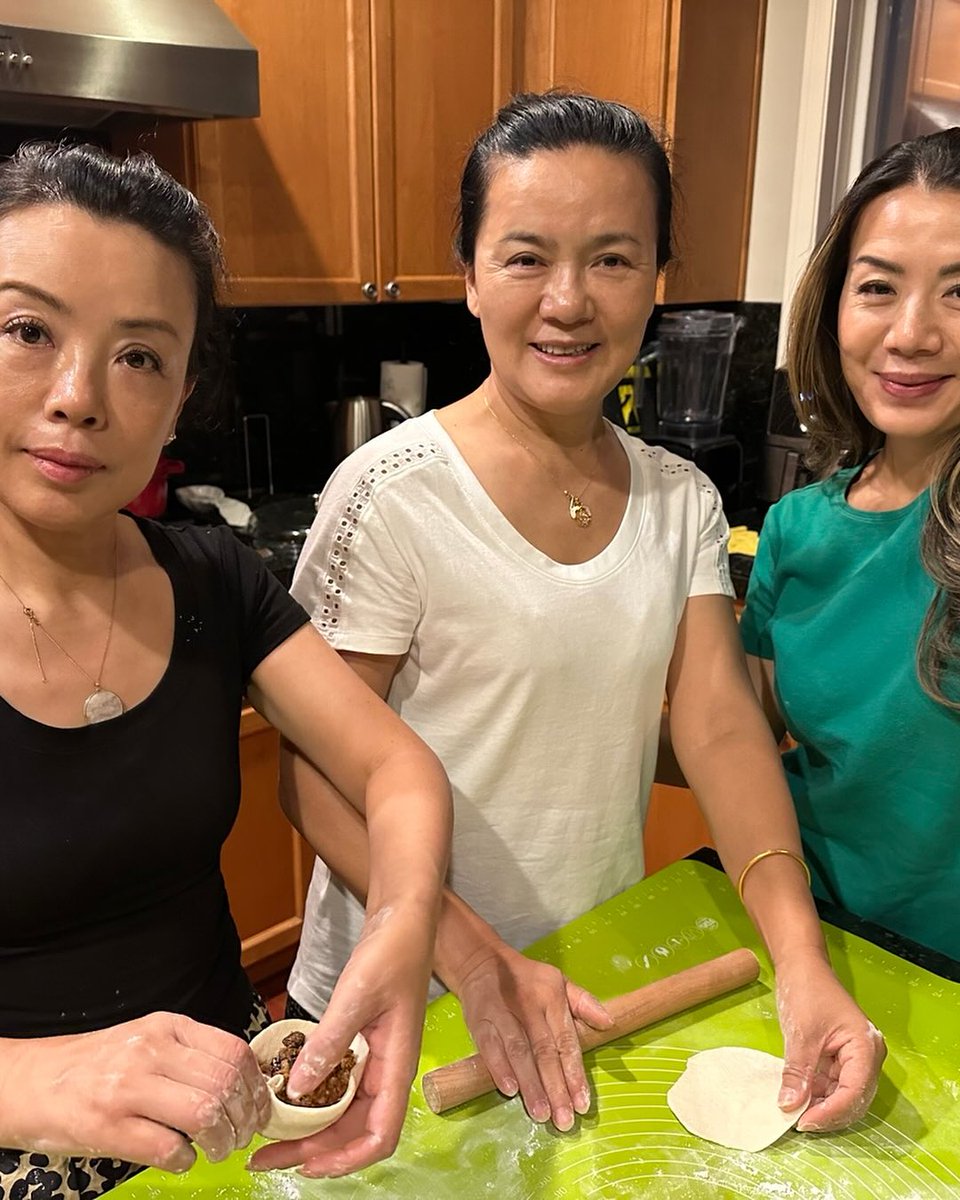HarmonfgCaseLNb's tweet photo. Three sisters at home, each with a name that starts with “L”. https://t.co/BUyuvkgoM4