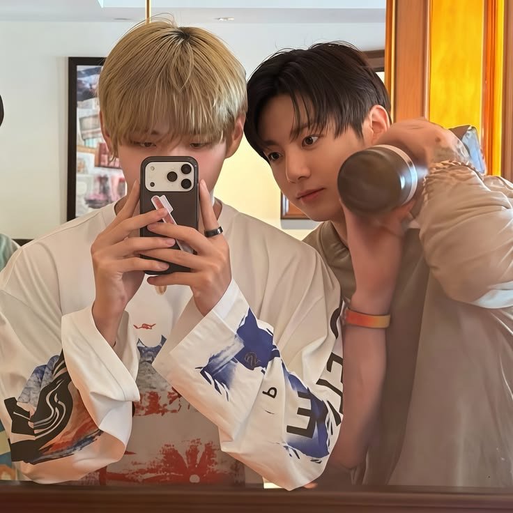 skararmyaus's tweet photo. Account adjustment: #kooktaeau 

Jk está cansado de su  matrimonio infeliz y lleno de infidelidades por parte de su esposo

O donde luego de descubrir una nueva infidelidad jk le pide a su mejor amigo th que se acueste con el pará cobrarselas sin importar que ambos sean omegas https://t.co/M2txLTP4Z0