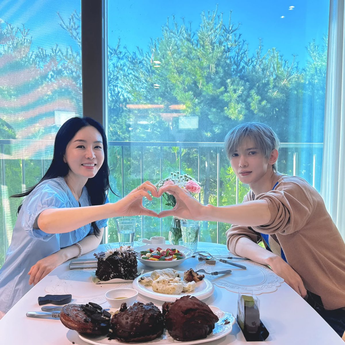 1024updates's tweet photo. [📷] Yeosang with actress Kim Jung Nan

#ATEEZ #에이티즈 #YEOSANG https://t.co/zPqJ0UwveD