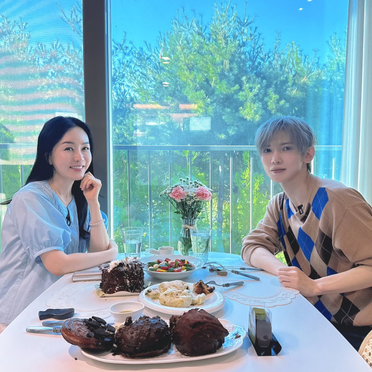 1024updates's tweet photo. [📷] Yeosang with actress Kim Jung Nan

#ATEEZ #에이티즈 #YEOSANG https://t.co/zPqJ0UwveD