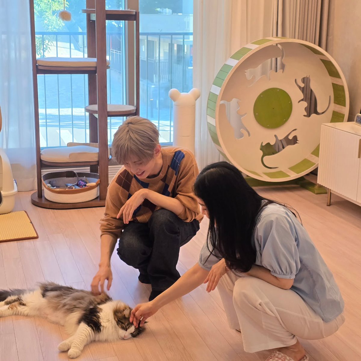 1024updates's tweet photo. [📷] Yeosang with actress Kim Jung Nan

#ATEEZ #에이티즈 #YEOSANG https://t.co/zPqJ0UwveD
