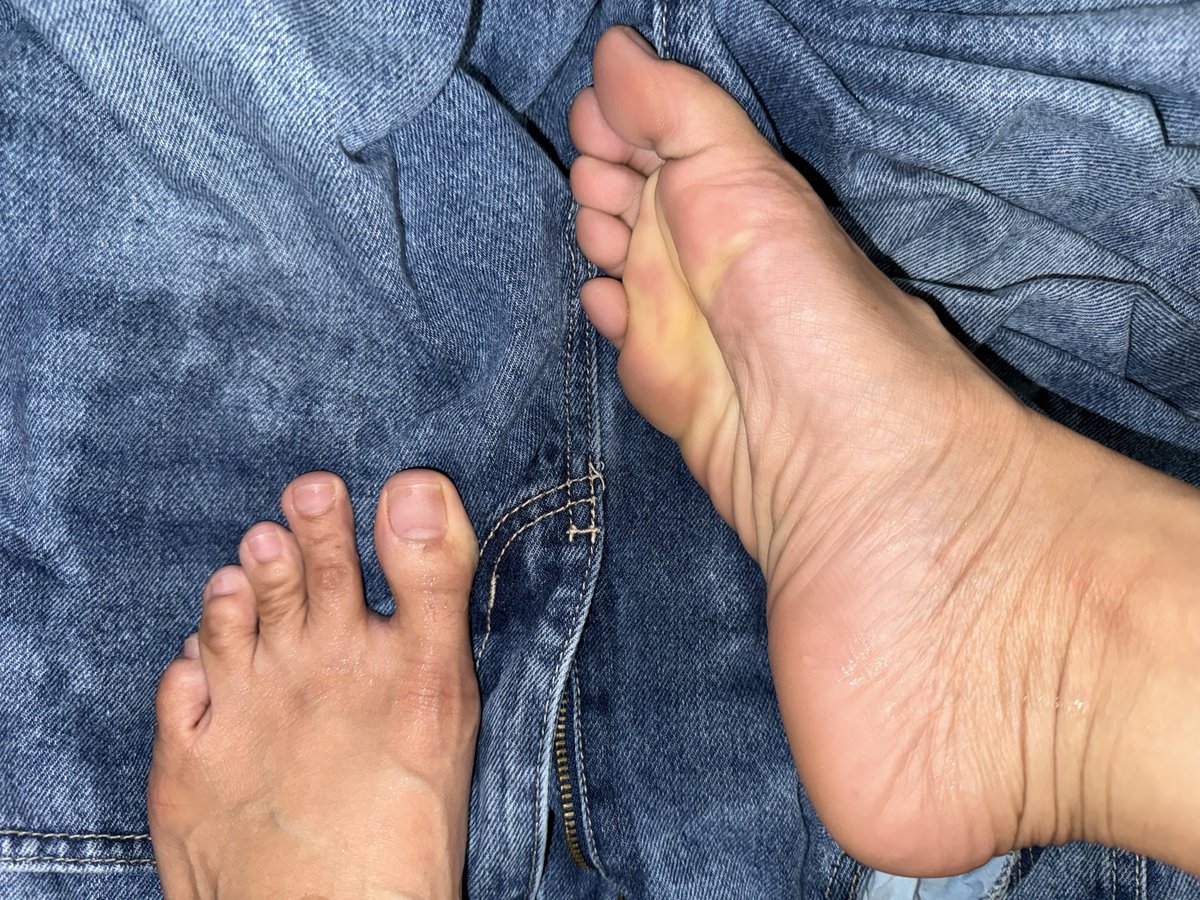 Violetfootsteps's tweet photo. the boys at the bar have been stealing all my attention, but i still love my foot boys 🥰

(post shower bare toes) https://t.co/82UXpVpfrN