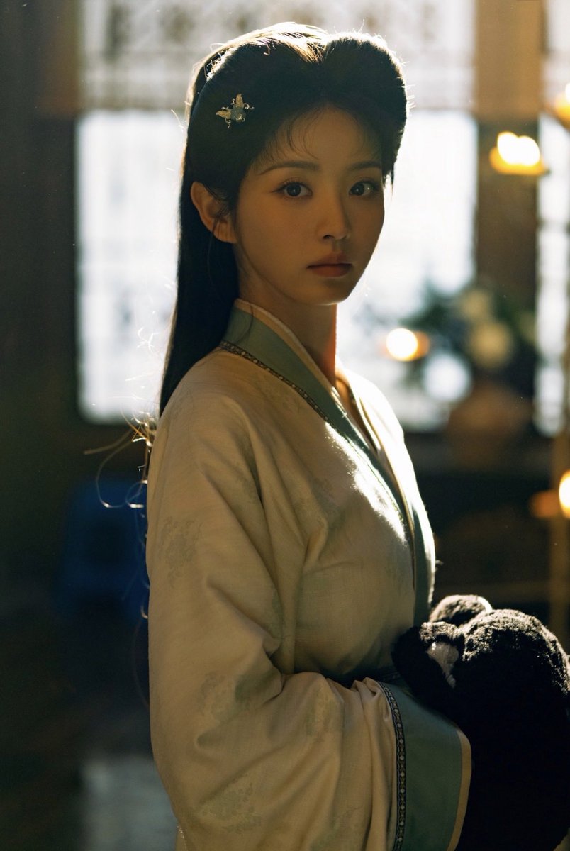 seaofnoreturn's tweet photo. she is genuinely so beautiful i’m so in awe. the way some of the strands of her hair are shining in the second picture…. https://t.co/eGkQGen4YC