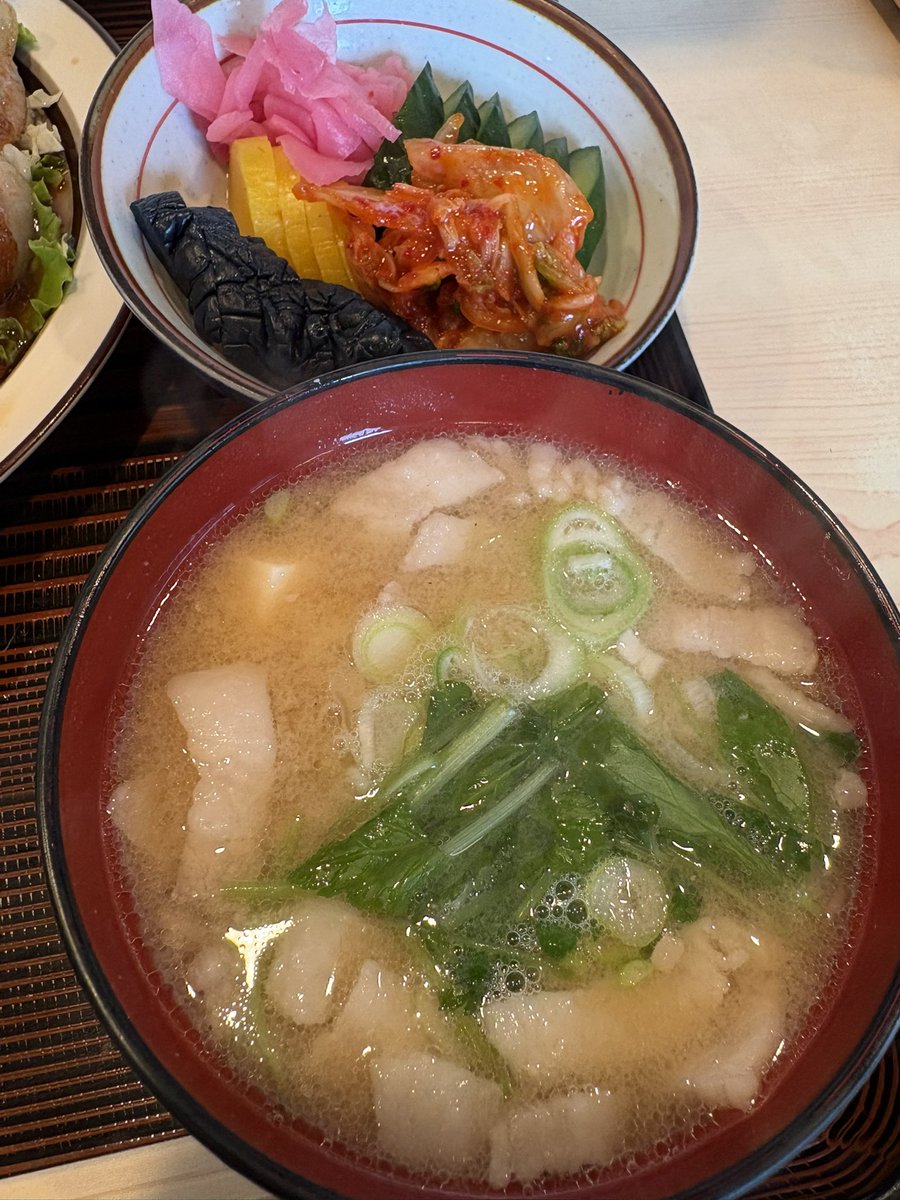 LunchTime_Quest's tweet photo. 本日乃昼餉😋

『ボリューム』＠埼玉県 南浦和
焼肉定食(上)　¥1680

駅から少々離れた産業道路沿いに
ポツンと佇む一軒☺️
その店名に恥じぬ、圧巻のボリューム‼️

今回は焼肉定食の「上」を注文❗️
肉の量が増すだけでなく、
味噌汁は豚汁🐷に、お新香は盛合せへ✨
さらには提供されるお盆まで違う🤣

運ばれてきた瞬間から、思わず頬が緩む豪華さ❗️
お新香だけで茶碗一杯🍚食べられそう☺️
まあココは普通でも丼こんもりですが😅

焼肉はニンニクの効いた甘辛タレで、
たっぷりの肉にタレが絡み、
肉を頬張ってはご飯🍚を追いかける❗️
いや〜この組み合わせ、
箸が止まらない😋
合間に豚汁をすすり、
お新香でひと息ついて、また肉へ✨

ワンオペで忙しそうな中でも、
仕事も接客も丁寧☺️
しっかり食べさせてくれる
盛りの良さに、温かな心配り✨
お腹も気持ちも満たされる、
頼もしい定食屋さん❗️