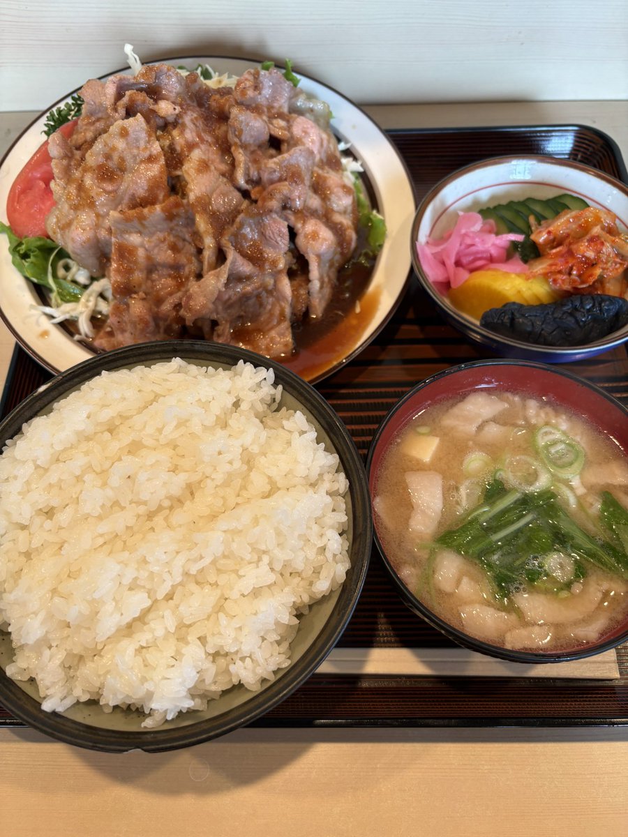 LunchTime_Quest's tweet photo. 本日乃昼餉😋

『ボリューム』＠埼玉県 南浦和
焼肉定食(上)　¥1680

駅から少々離れた産業道路沿いに
ポツンと佇む一軒☺️
その店名に恥じぬ、圧巻のボリューム‼️

今回は焼肉定食の「上」を注文❗️
肉の量が増すだけでなく、
味噌汁は豚汁🐷に、お新香は盛合せへ✨
さらには提供されるお盆まで違う🤣

運ばれてきた瞬間から、思わず頬が緩む豪華さ❗️
お新香だけで茶碗一杯🍚食べられそう☺️
まあココは普通でも丼こんもりですが😅

焼肉はニンニクの効いた甘辛タレで、
たっぷりの肉にタレが絡み、
肉を頬張ってはご飯🍚を追いかける❗️
いや〜この組み合わせ、
箸が止まらない😋
合間に豚汁をすすり、
お新香でひと息ついて、また肉へ✨

ワンオペで忙しそうな中でも、
仕事も接客も丁寧☺️
しっかり食べさせてくれる
盛りの良さに、温かな心配り✨
お腹も気持ちも満たされる、
頼もしい定食屋さん❗️