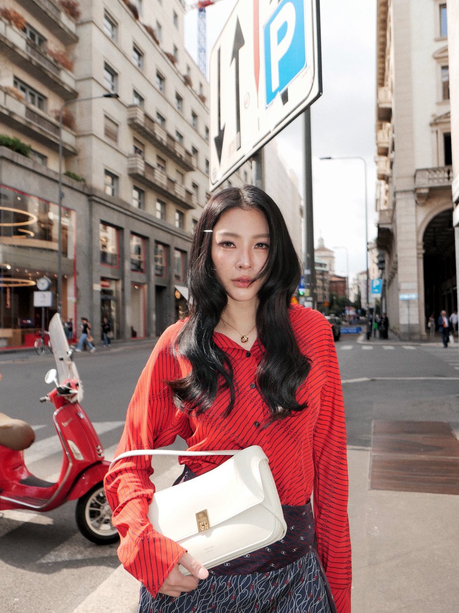 CM2Connect's tweet photo. ฝ้าย พีรญา ร่วมชมแฟชั่นโชว์ Ferragamo Spring-Summer 2027 ณ กรุงมิลาน 

🔗 https://t.co/P7ErwfZYC2

[กรุงเทพฯ, 24 กันยายน 2026] ฝ้าย พีรญา มะลิซ้อน (@faye) ปรากฏตัว ณ สนามบินก่อนออกเดินทางสู่มิลาน เพื่อเข้าร่วมแฟชั่นโชว์ Ferragamo Spring-Summer 2027 ในลุคอันสง่างามจาก Ferragamo ที่ผสานความเนี้ยบของงานตัดเย็บเข้ากับความเรียบหรูในชีวิตประจำวันได้อย่างลงตัว

ลุคนี้โดดเด่นด้วยเบลเซอร์ผ้าวูลกระดุมสองแถว จับคู่กับกางเกงเข้าเซ็ตในโทนเดียวกัน ถ่ายทอด���ิลูเอตต์ที่ดูเนี้ยบแต่ยังคงความผ่อนคลาย พร้อมเติมเต็มลุคด้วย Cara Bag กระเป๋ารุ่นล่าสุดที่โดดเด่นของแบรนด์ เพิ่มสัมผัสแห่งความคลาสสิกเหนือกาลเวลาให้กับลุคสำหรับการเดินทาง

@Ferragamo #Ferragamo
