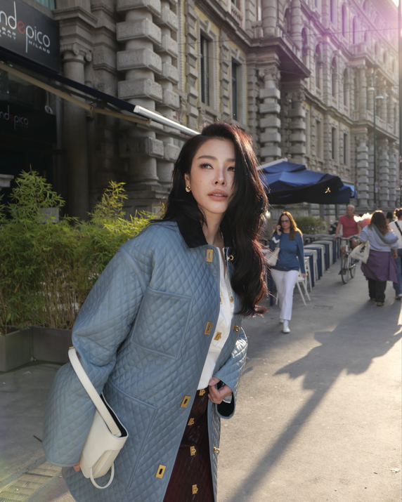 CM2Connect's tweet photo. ฝ้าย พีรญา ร่วมชมแฟชั่นโชว์ Ferragamo Spring-Summer 2027 ณ กรุงมิลาน 

🔗 https://t.co/P7ErwfZYC2

[กรุงเทพฯ, 24 กันยายน 2026] ฝ้าย พีรญา มะลิซ้อน (@faye) ปรากฏตัว ณ สนามบินก่อนออกเดินทางสู่มิลาน เพื่อเข้าร่วมแฟชั่นโชว์ Ferragamo Spring-Summer 2027 ในลุคอันสง่างามจาก Ferragamo ที่ผสานความเนี้ยบของงานตัดเย็บเข้ากับความเรียบหรูในชีวิตประจำวันได้อย่างลงตัว

ลุคนี้โดดเด่นด้วยเบลเซอร์ผ้าวูลกระดุมสองแถว จับคู่กับกางเกงเข้าเซ็ตในโทนเดียวกัน ถ่ายทอด���ิลูเอตต์ที่ดูเนี้ยบแต่ยังคงความผ่อนคลาย พร้อมเติมเต็มลุคด้วย Cara Bag กระเป๋ารุ่นล่าสุดที่โดดเด่นของแบรนด์ เพิ่มสัมผัสแห่งความคลาสสิกเหนือกาลเวลาให้กับลุคสำหรับการเดินทาง

@Ferragamo #Ferragamo