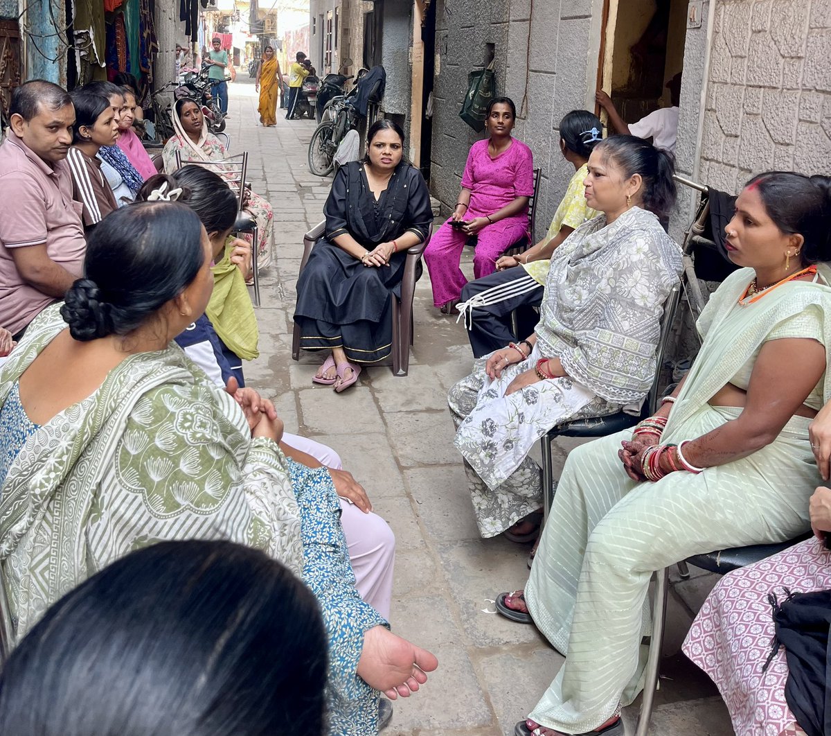 rashmijd78's tweet photo. 🌸 महिला संवाद | जनसेवा एवं भाजपा के संकल्प की ओर एक और कदम 🌸

रविवार को मेरे स्थानीय वार्ड न.3बूथ नंबर 225 में क्षेत्र की माताओं एवं बहनों के साथ बैठकर आत्मीय संवाद किया। इस द��रान मैंने स्वयं उनकी समस्याओं, आवश्यकताओं और सुझावों को ध्यानपूर्वक सुना और उन्हें समझने का प्रयास किया।

महिलाओं के साथ बैठकर उनकी बात सुनना और उनके अनुभवों को जानना मेरे लिए बेहद सुखद एवं प्रेरणादायक रहा। महिला सशक्तिकरण और समाज के अंतिम व्यक्ति तक विकास का लाभ पहुँचाना भाजपा की मूल भावना है।

“सबका साथ, सबका विकास, सबका विश्वास और सबका प्रयास” के संकल्प के साथ मेरा निरंतर प्रयास रहेगा कि क्षेत्र की हर महिला की आवाज़ सुनी जाए और उनकी समस्याओं के समाधान के लिए पूरी प्रतिबद्धता से कार्य किया जाए।

जनता के बीच रहना, उनकी बात सुनना और उनके सुख-दुःख में साथ खड़ा रहना ही मेरी प्राथमिकता और सच्ची जनसेवा है।

🇮🇳 @BJP4India भाजपा के विचारों और जनसेवा के संकल्प के साथ—निरंतर जनता के बीच, निरंतर सेवा के लिए। 🙏🌸
#SevaSankalpYatra 
#सेवा_संकल्प_अभियान 
@BJP4Chandigarh 
@BJPSCMorcha 
@MahendraP_BJP 
@bjpsanjaybhatia 
@bjpscmorchachd 
@manthriji 
@JPMalhotra 
@LalSinghArya 
@blsanthosh 
@SanjayNirmalbjp 
@ArunSinghbjp 
@AmitKhairwalbjp