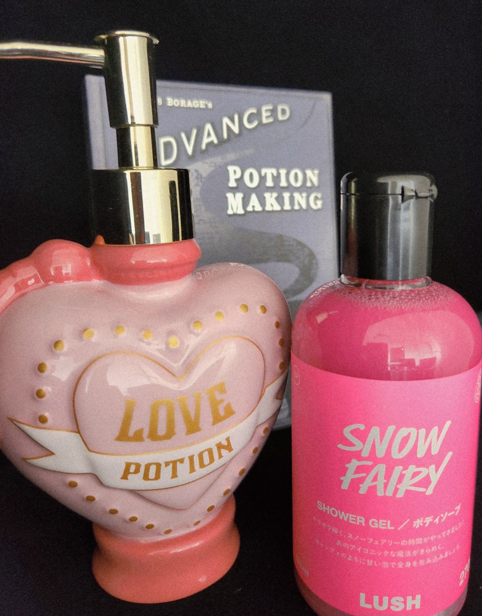 tateikoh's tweet photo. ハリポタのラブポーションボトルに、LUSHのスノーフェアリーを入れる計画。

#HP #LUSH #LOVEPOTION #AMORTENTIA https://t.co/ra2B3ekddu