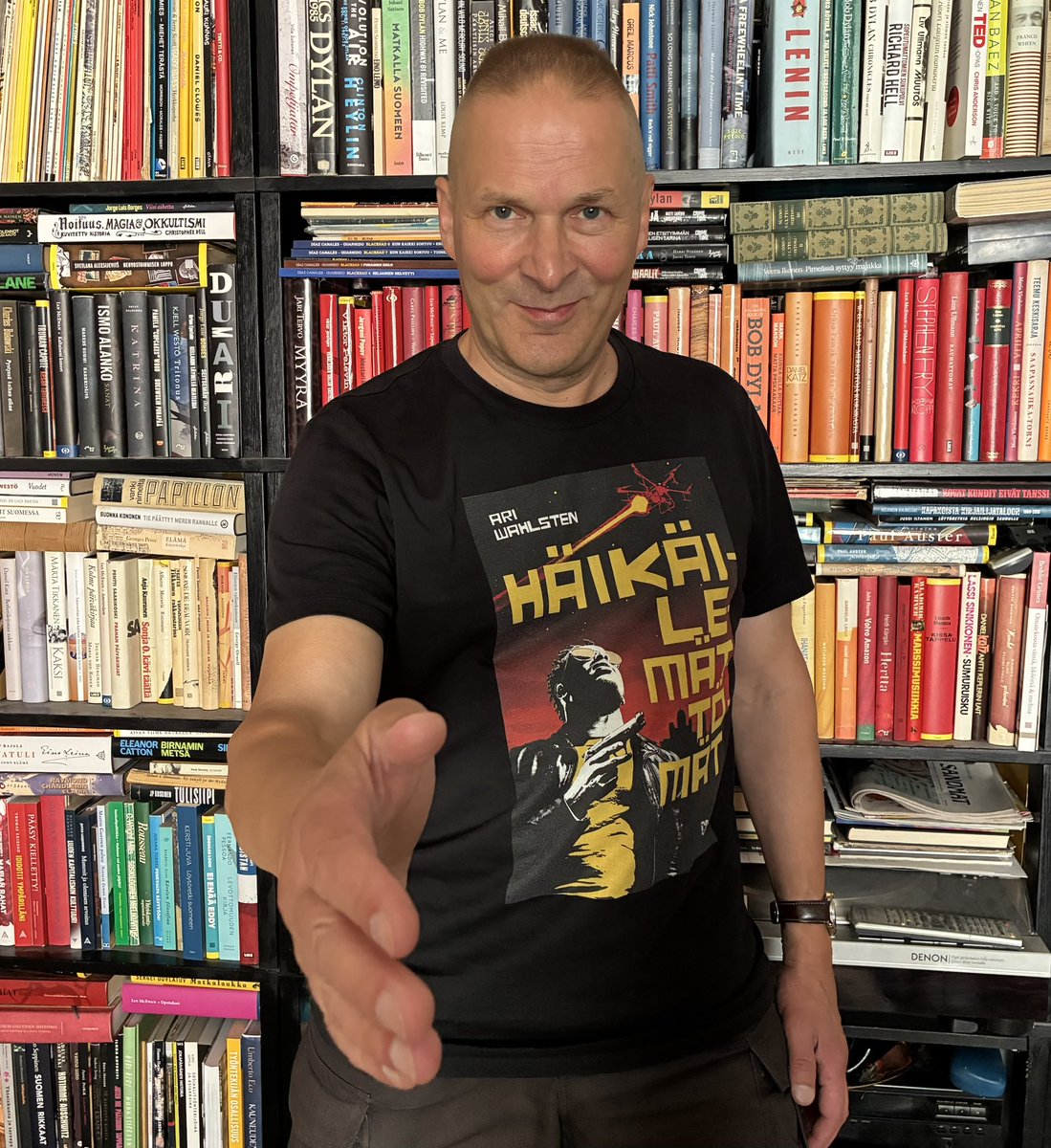 AriWahlsten's tweet photo. Tiedoksi niille, jotka tulevat Helsingin kirjamessuille:
Olen la 24.10. klo 15:00 Esplanadi-lavalla ja pe 23.10. klo 14:30 Dekkariseuran osastolla 7p112. Saa tulla ujostelematta juttelemaan. Ne ovat messut, eikä sinne ole tultu viettämään privaattihetkiä varjoissa lymyillen. 😄 https://t.co/Wr0Py8eFi6