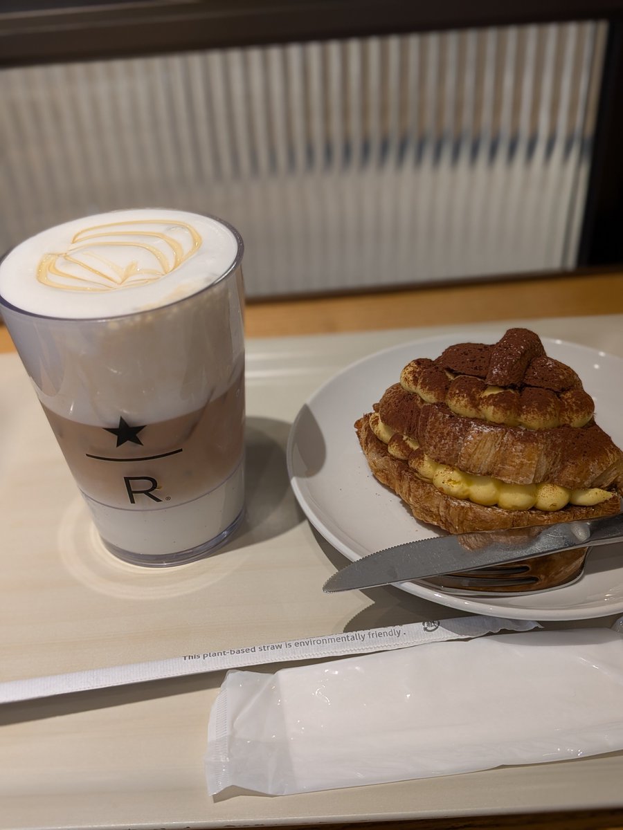 masa70792144761's tweet photo. 久しぶりにリザーブカフェへ！
コルネッティティラミス
シナモンムースフォームハニーラテ
スタバの猫は来週からだと思っていたけど
10/9からだった…笑 https://t.co/BbBzXiQ6C7