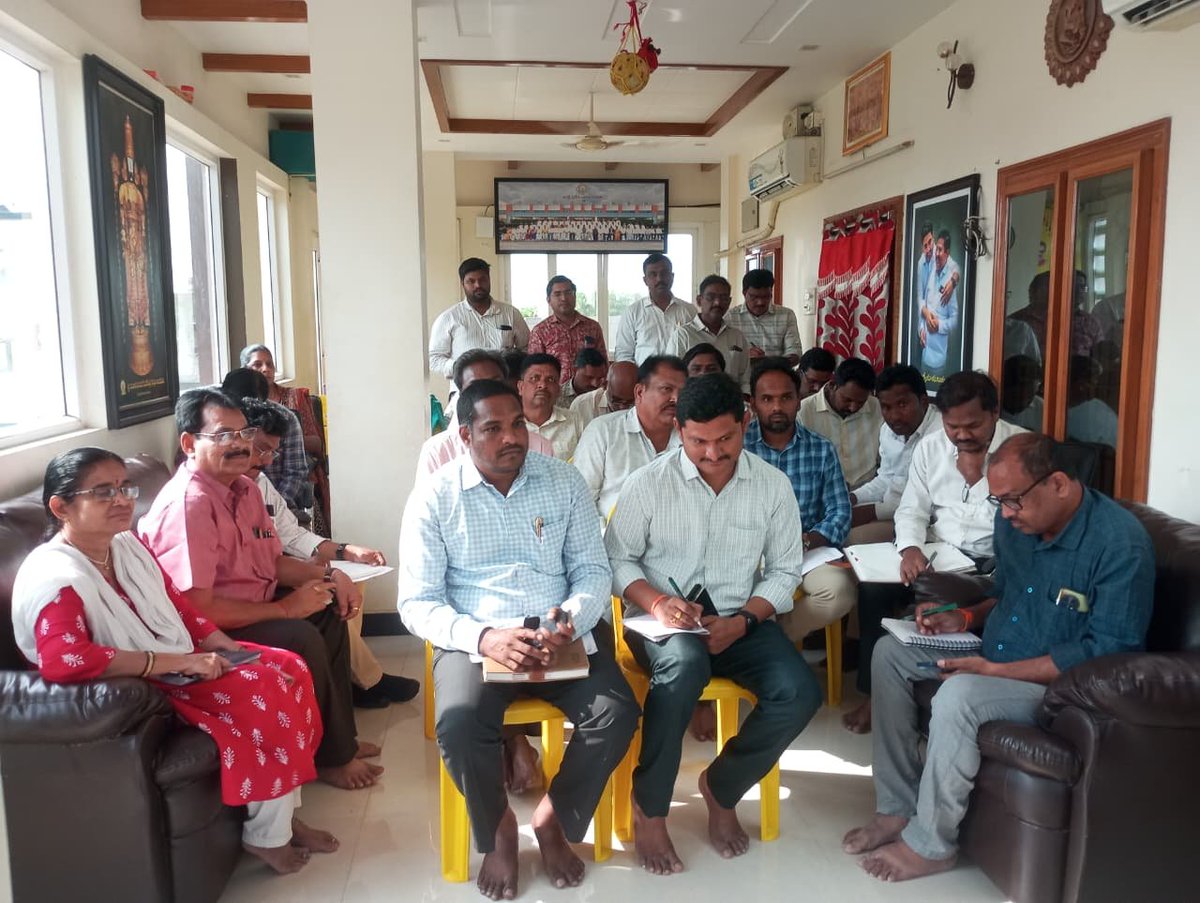 Drswamydola's tweet photo. ఈ నెల 9న ముఖ్యమంత్రి శ్రీ నారా చంద్రబాబు నాయుడు గారి కొండపి నియోజకవర్గ పర్యటన నేపథ్యంలో, తూర్పు నాయుడుపాలెం క్యా��పు కార్యాలయంలో అధికారులతో కలిసి పర్యటన ఏర్పాట్లపై సమీక్ష నిర్వహించాను.
#DSBVSwamy #ManaSwamyManaKondapi #Kondapi #CMVisit
#SwamyforKondapi https://t.co/rOUDdVOZCW