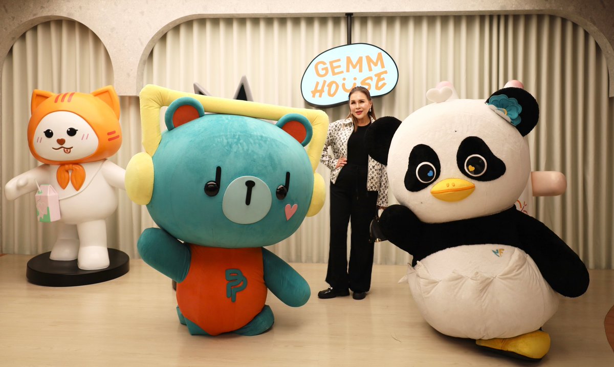 GEMMHOUSE's tweet photo. ทูลกระหม่อมหญิงอุบลรัตนราชกัญญา สิริวัฒนาพรรณวดี เสด็จเป็นการส่วนพระองค์เพื่อทรงเยี่ยมชม “GEMM HOUSE” โดยมี “PERMPOON” และ “LUNAR” ร่วมรับเสด็จ ในอีกหนึ่งโมเมนต์สุดพิเศษ ณ GEMM HOUSE

Princess Ubolratana Rajakanya Sirivadhana Barnavadi visit to “GEMM HOUSE” where she was welcomed by “PERMPOON” and “LUNAR,” marking another special moment at GEMM HOUSE

#GEMMHOUSE #GMMTV