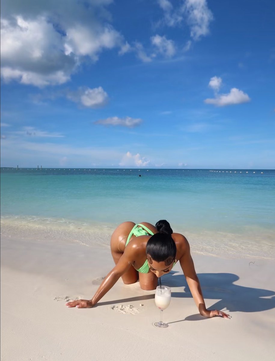 viewsceo's tweet photo. Rubi Rose shares new photos while on vacation 📸 https://t.co/UFGRZJl758