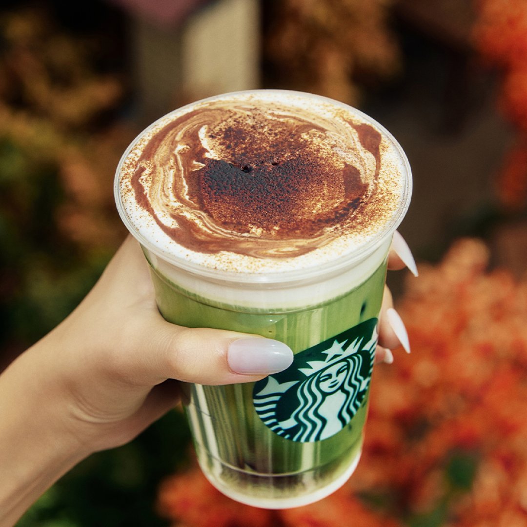 StarbucksKorea's tweet photo. 💚 #EVENT 💚

말글라를 더 맛있게 즐기는 RT 발견 👀💚
바닐라 시럽, 초코 드리즐 조합 뭐야 뭐야🤎

말글라 커스텀의 세계가 궁금합니다! 🍵
말글라를 즐기는 나만의 커스텀이 있으신 분들은
지금 바로 RT하고 알려주세요!!

💚 참여 방법
① @starbuckskorea 팔로우 하기!
② 이 게시글 RT하고(인용하기) 나만의 말글라 커스텀 텍스트로 작성하기
[예시] 말글라에 두유 변경, 카라멜 시럽 2번 빼고 바닐라 시럽 1번 추가,
초콜릿 드리즐 많이! 이거 진짜 맛도리 🤤

TIP! 말글라 인증샷까지 같이 올려주면 당첨 확률 UP 👀

💚 이벤트 참여 기간 : 2026년 10월 6일 (화) ~ 10월 18일 (일)
💚 당첨 발표 : 2026년 10월 27일 (화) DM 안내
💚 추첨 경품 : 말글라 무료 음료 쿠폰(Tall size, 1인 1매), 100명

🙌 DM을 통한 이벤트 당첨 안내를 위해 팔로우는 필수입니다.

#Starbucks #Starbuckskorea #스타벅스