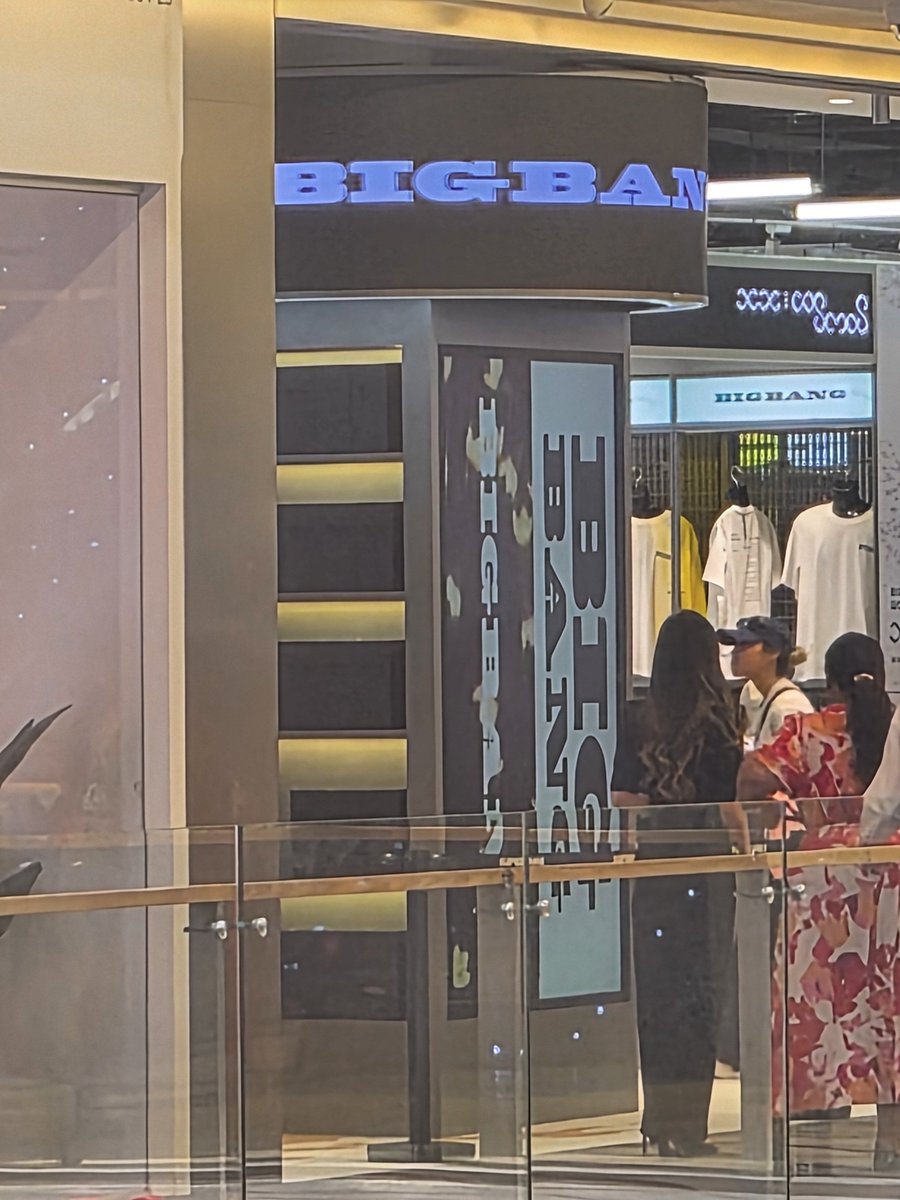 GLav88888888's tweet photo. Zooming in to check out the lightstick stocks bc they said if they stop restocking this shelf, it means they are reaching the daily sale quota...please wait for me my bangbong!!!
#BigbangIsBack https://t.co/lzbuXzOc3G