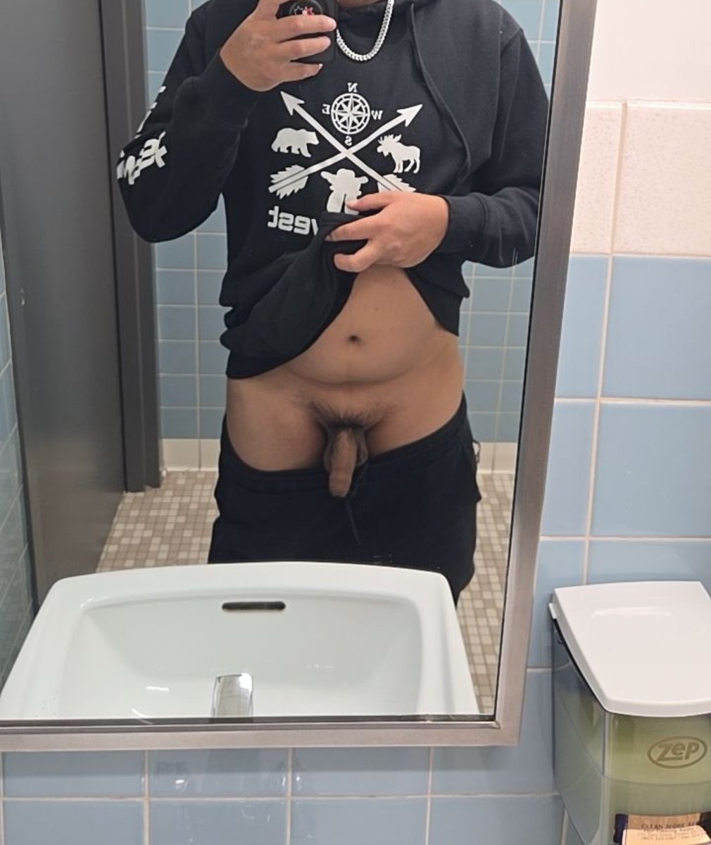 hay1588442's tweet photo. Well its been nearly 2months since i posted any "content" , might as well break the ice with some at work nudes i took few days ago 😏❤️ #DLbiguy #nativecock #nativeguy #nsfw #rt https://t.co/JZOzW5C5ZJ