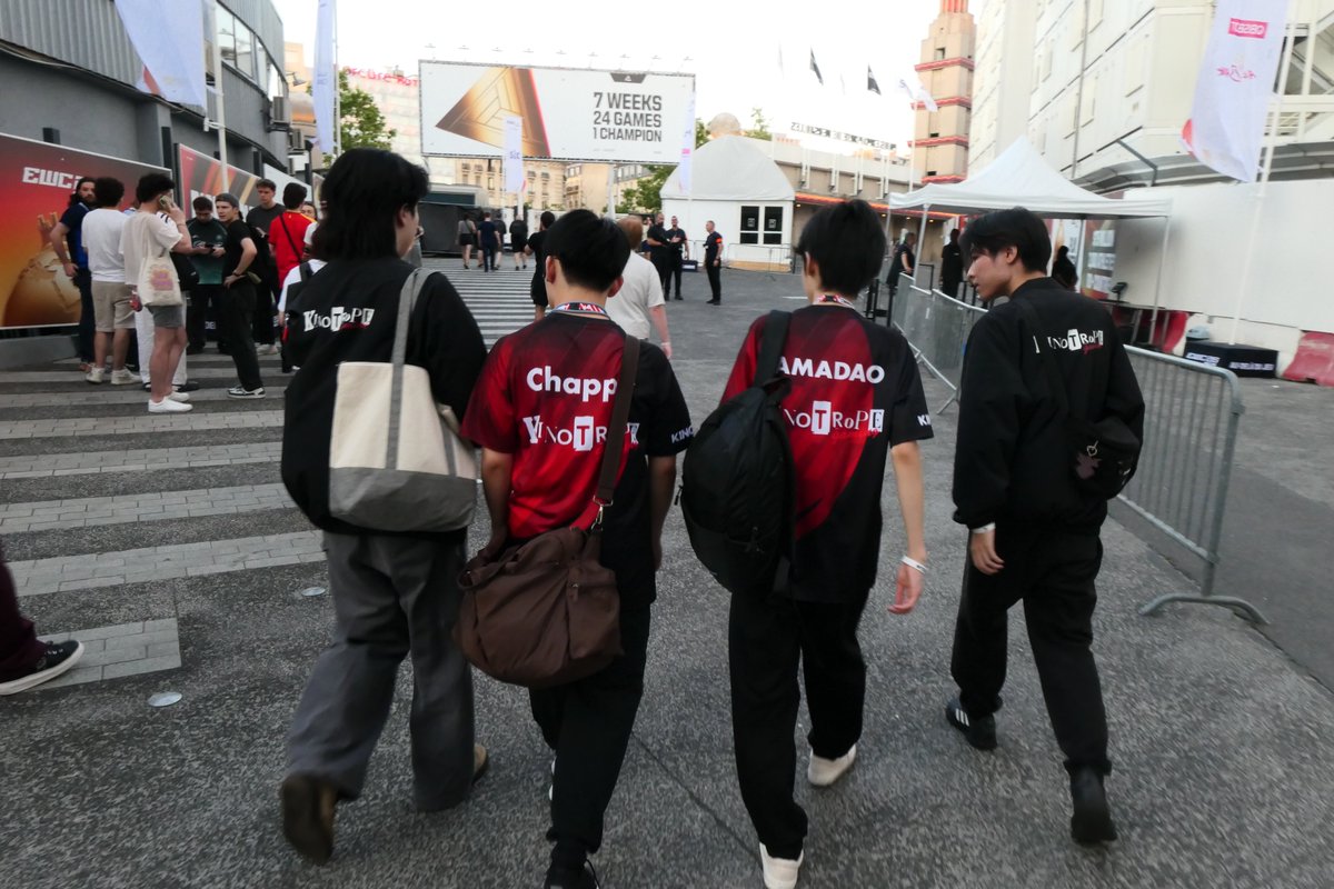 masaKINOTROPEgm's tweet photo. 壮行会にお越しの方に、壮行会情報第三弾！

無料アイテムに、感謝の声
ありがとうございます。
チームに、お金使いたいとの声
本当に感謝です。

大丈夫です！
今回は、新作のアイテムを大量に持ち込みます。

選手が着る予定のジャージ上下
選手が着る予定のジャケット（ジャンパーぽい感じ）＜札幌やパリの限定版も用意ありです。
株式会社キノトロープのデザイナー渾身の新作Tシャツ2種
サイズを大きくしたトートバック＜今回はこれが必要
そしてフアンの皆さんが描いてくれたアクキー
今回の大目玉、KN選手のアクスタ＜今回応募のあった中で、一番感動した作品です。
これは、買ってほしい！

あと、札幌やEWC用に、限定で作ったアイテムもあります。株式会社キノトロープ33周年記念用の防災バッグ
バッグだけ、KN、KNC仕様にして
これも持参します。

カードも現金も使用可能です。
持ち帰り用の大き目のトートバッグも販売します。
安心してお越しください。＜写真あり

写真は,
パリで、選手が着ていたジャケットです。
両端の選手が着ている黒のジャンパーです。