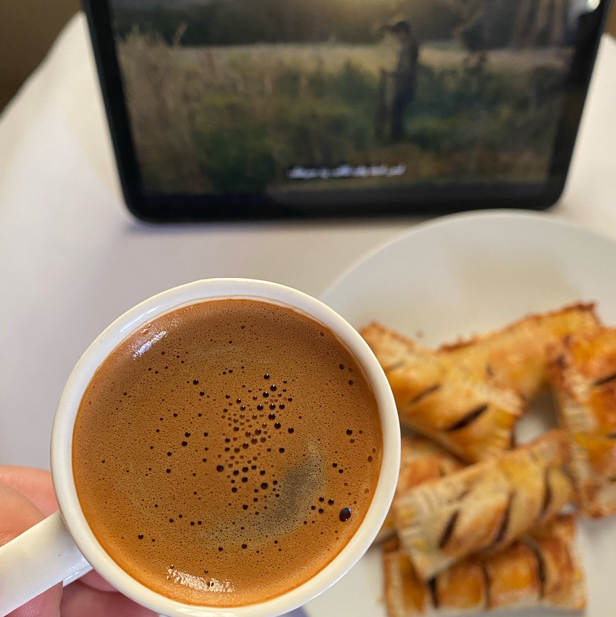 _404RO's tweet photo. Apple pie, coffee, and an October morning.
I think I'm in heaven https://t.co/AF6UO56mHd