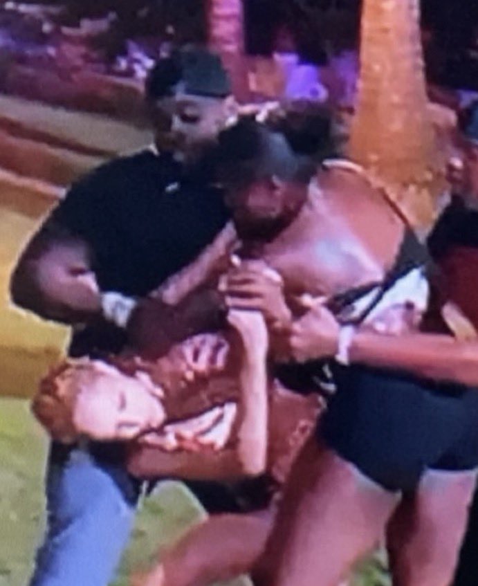 LiddyMechelle's tweet photo. 1 plus 1 on ya neck 😂 imma stop 😩

This the real reason she went in that bathroom 😂 Imma get off the internet cause I know yall mad I didn’t swing but this angle just goes crazy 😂 I’m sorry yall I enjoyed choking them out 😭😭😭 https://t.co/4G3i33uDQ8