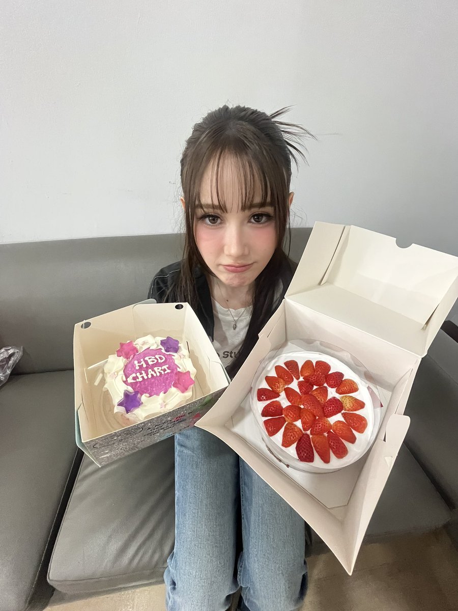 yolochari's tweet photo. เหมาหมดดด ขอบคุณสำหรับเค้ก เเล้วก็ของขวัญทุกชิ้นเลยนะคะะ🥺💖 https://t.co/8xyXR33IAW