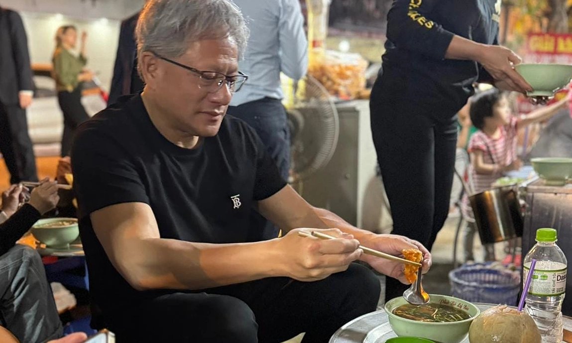 naiivememe's tweet photo. women with 5 figs: “eww, I’ll never eat street foods.”

men with 12 figures: https://t.co/VFatOoWsme