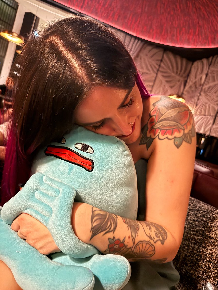 _LetMeDo_'s tweet photo. Cuddle time with my @Kinetiq_xyz plushie 🥹 https://t.co/h2wIpH1aDR