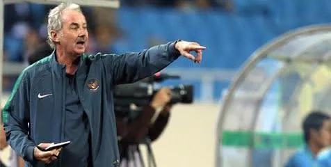 KapudS640's tweet photo. Dear Coach...

Ternyata butuh 16 tahun sampai akhirnya kita bisa angkat trofi ini.

Butuh 16 tahun buat menggantikan setiap air mata kesedihan anak kecil di tahun 2010 dengan air mata haru dan bahagia.

Butuh 16 tahun sampai hati yang patah ini akhirnya sembuh.

Butuh 16 tahun untuk semua hal yang rasanya nggak akan cukup kalau dirinci satu per satu.

Malam ini semuanya dibayar lunas dan tuntas, akhirnya.

Coach... tersenyumlah dari atas sana, ya. Terima kasih sudah pernah ada di sini. 🤍
