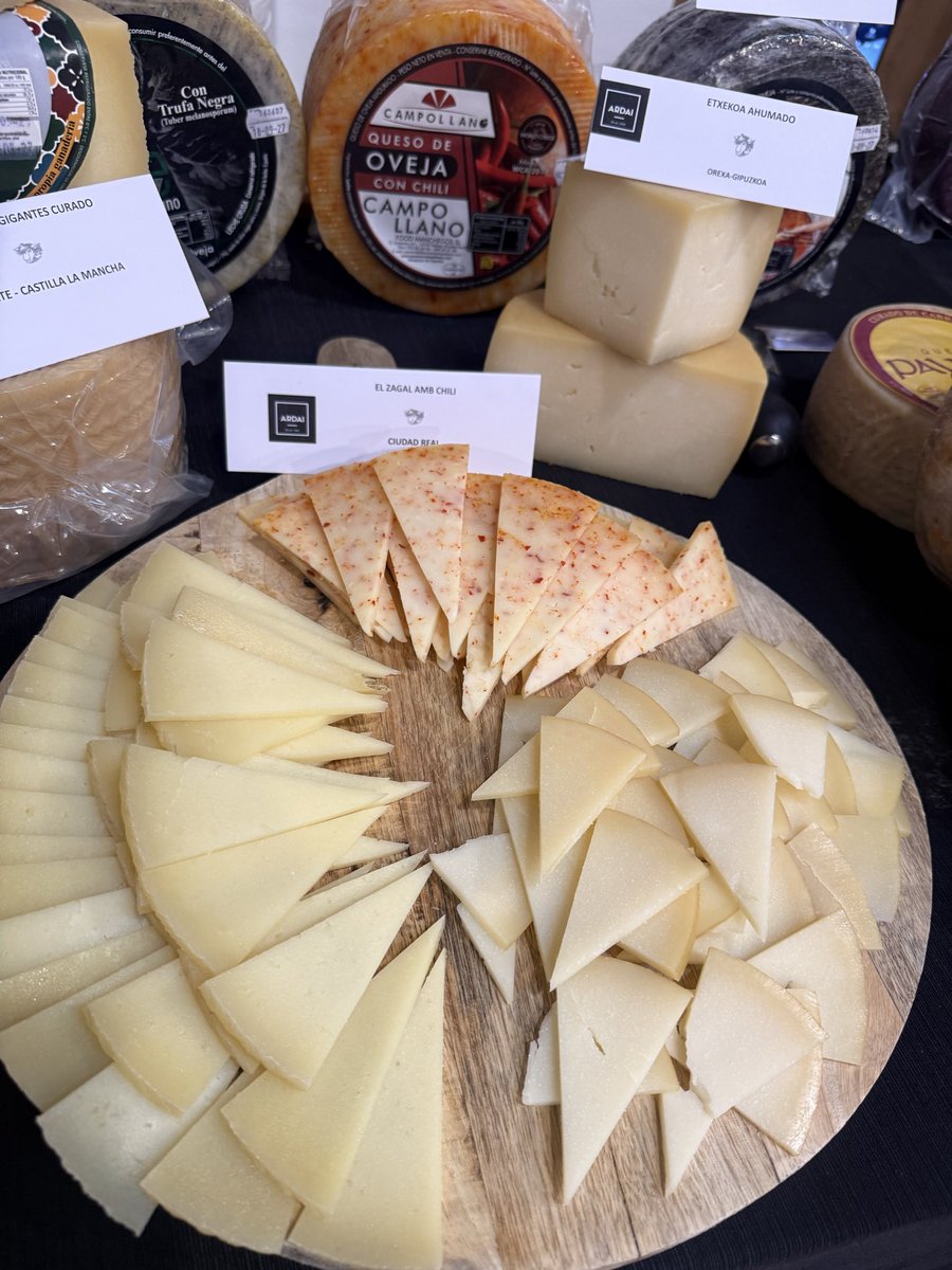 flogemba's tweet photo. ARDAI · PRESENTACIÓN DE NAVIDAD 2026🎄🧀

La Navidad se presenta con mucho sabor y grandes propuestas.🎅✨

B2B estuvo presente en la feria acompañando al equipo de Ardai y descubriendo su selección para estas fiestas.🤩

📥 Si quieres más información, escríbeme https://t.co/h2satAd6C4