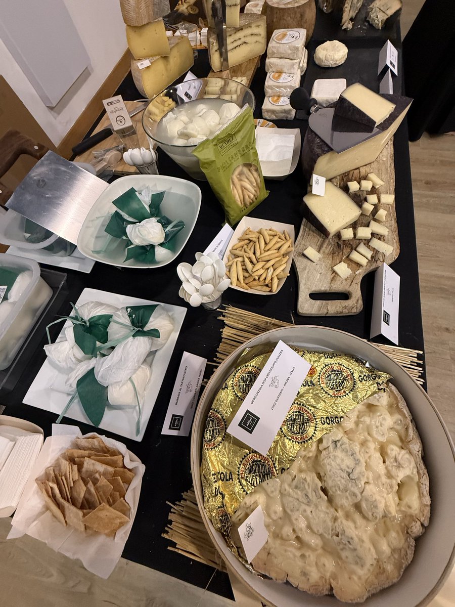 flogemba's tweet photo. ARDAI · PRESENTACIÓN DE NAVIDAD 2026🎄🧀

La Navidad se presenta con mucho sabor y grandes propuestas.🎅✨

B2B estuvo presente en la feria acompañando al equipo de Ardai y descubriendo su selección para estas fiestas.🤩

📥 Si quieres más información, escríbeme https://t.co/h2satAd6C4
