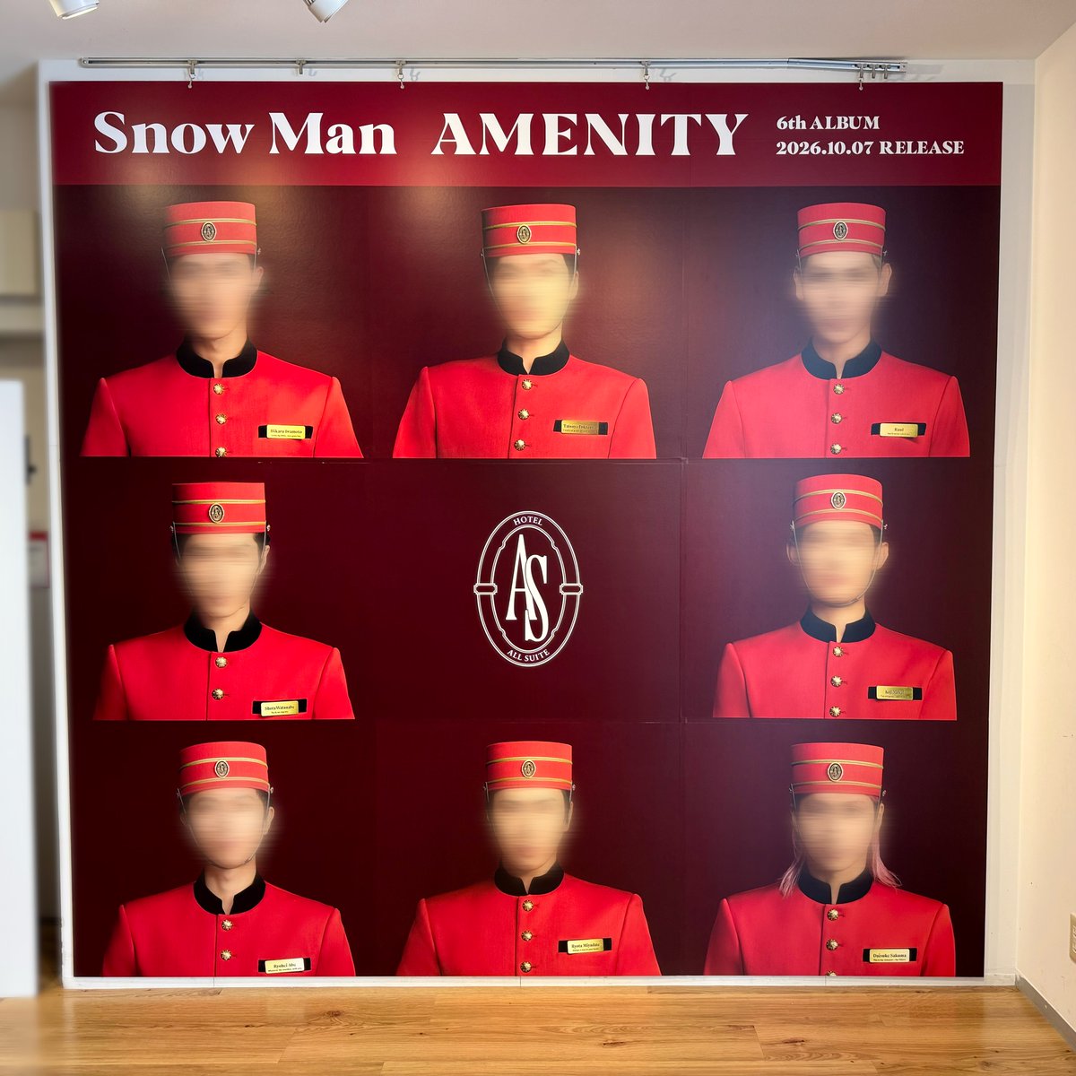 T_EBISUBASHI's tweet photo. 【 4F CD 】
Snow Man 6th Album『AMENITY』
入荷しました🍴

日常を抜け出し、音の楽園へ。
SnowManが贈る、極上のホスピタリティ。

#エビツタ では、発売記念施策を実施中❣️
⛄️パネル展（🗓️～10/14）
⛄️4F上りエスカレーター前看板（🗓️～11/1）
⛄️商店街側特大看板（🗓️～10/29）

🎁先着特典🎁
初回盤A：オリジナル ヘアコーム
初回盤B：オリジナル コルクコースター
通常盤：オリジナル 歯ブラシ (箱入り)

#SnowMan 
#AMENITY_6thAL
@SN__20200122