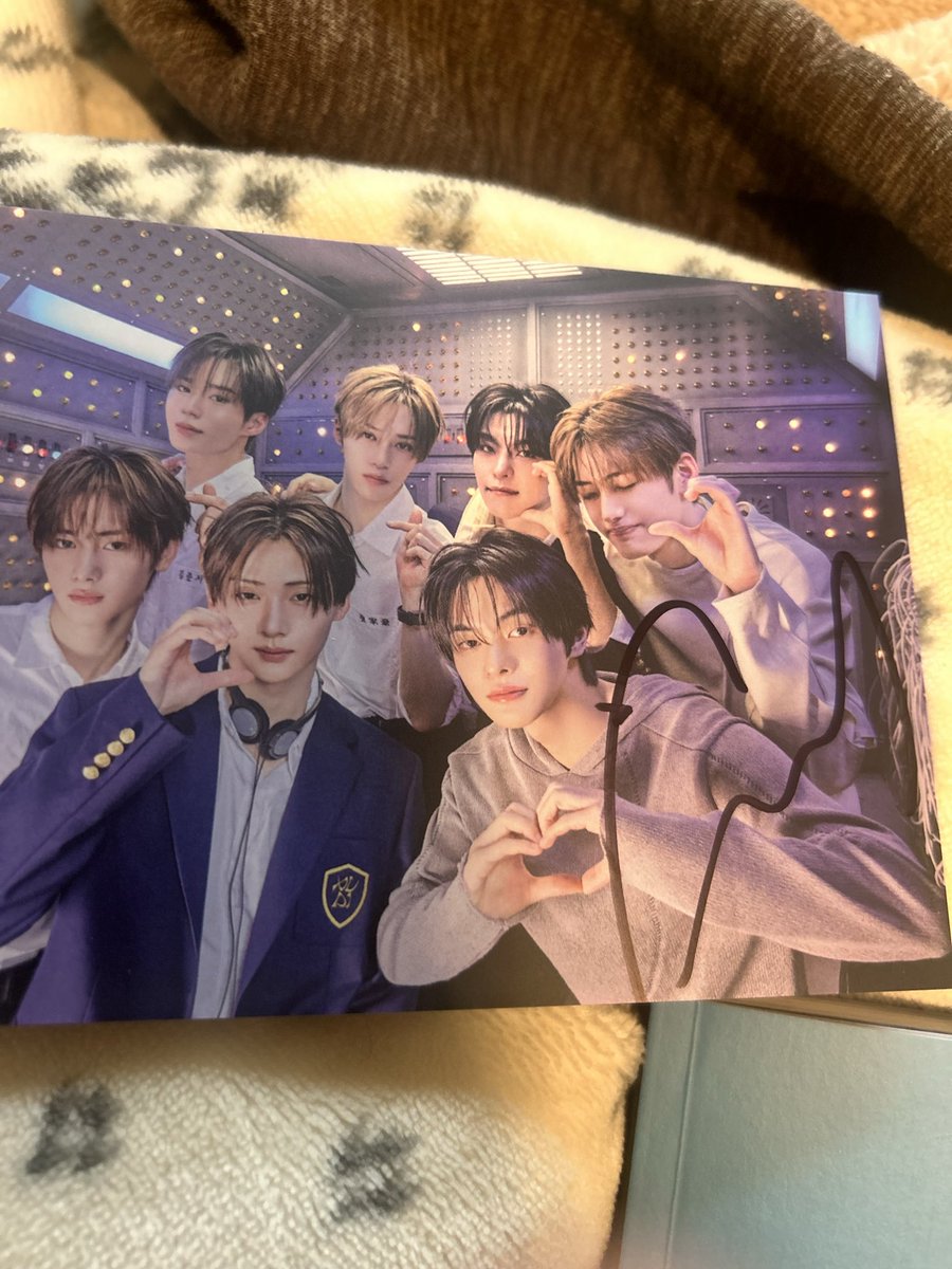 Purplish_Punk's tweet photo. Played Roblox w my wifeys and got a Polaroid signed by Xinlong life is good and never kill yourself 💜 https://t.co/dQdEHOisD9