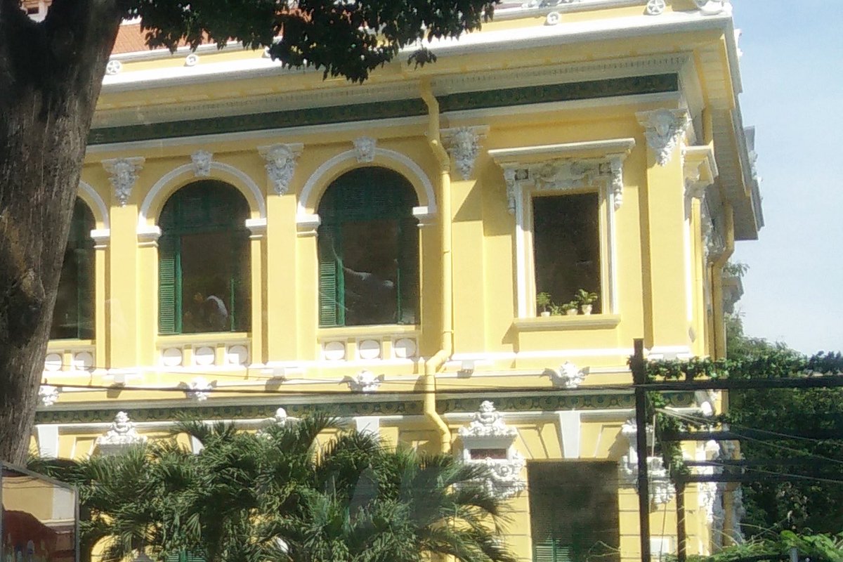 gimleking's tweet photo. Saigon Central Post Office, 1891. Yellow walls, green shutters, white arches — still standing straight.
#Vietnam #Saigon #Architecture https://t.co/YWwPuXvhFh