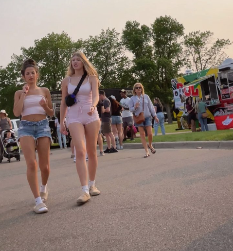 SaniyeYasakoiv's tweet photo. It was worth paying for the park entrance fee #creepshot #candids #snapchat Best version (uncensored) in comments https://t.co/z7t59mE9RW