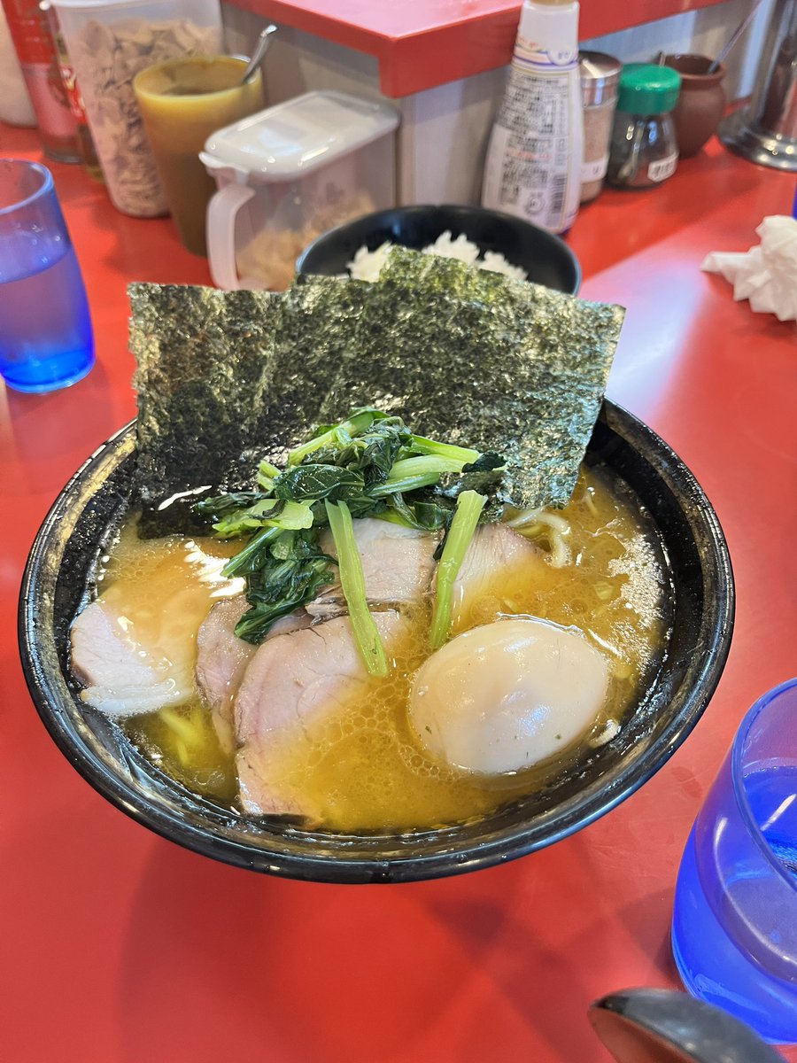 tanatana_808's tweet photo. やっと吉村家に来れた！
全部普通。濃厚なんだが後味スッキリでくどく無い！
店内静かでラーメンに集中🍜
ご馳走様でした！ https://t.co/ddQ0m0lSAm