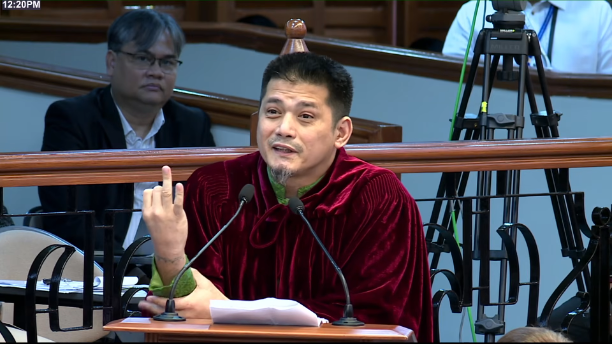 ABSCBNNews's tweet photo. ‘AKO PO AY CRIMINOLOGY GRADUATE’

Tinanong ni Senator-judge Robin Padilla kung dapat magkaroon ng panibagong probisyon sa batas ng AMLC kaugnay ng confidentiality.

Ayon kay AMLC Executive Director Ronel Buenaventura, may mga nakabinbing panukala kaugnay ng pagpapalawak ng confidentiality.

Inihalintulad naman ni Padilla ang kanyang kurso sa proseso ng AMLC.

“Ako po ay criminology graduate, doon ako bumabagsak sa law enforcement. Sa amin may apat na bagay: Inquiry, investigation, evaluation, then conclusion. Kayo sa AMLC, nasaan na kayo?” tanong ni Padilla.

“Natapos ba ang investigation?” dagdag niya.

Ayon kay Buenaventura na hindi niya ito masasagot dahil hindi ito kasama sa subpoena. #VPonTrial