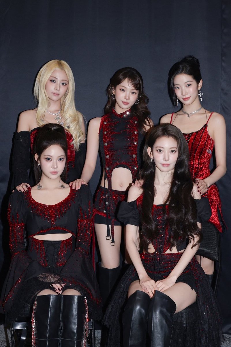purinzlvr's tweet photo. why are they posing like theyre in a vampire family portrait from the 18th century https://t.co/oKfRiEoYe6