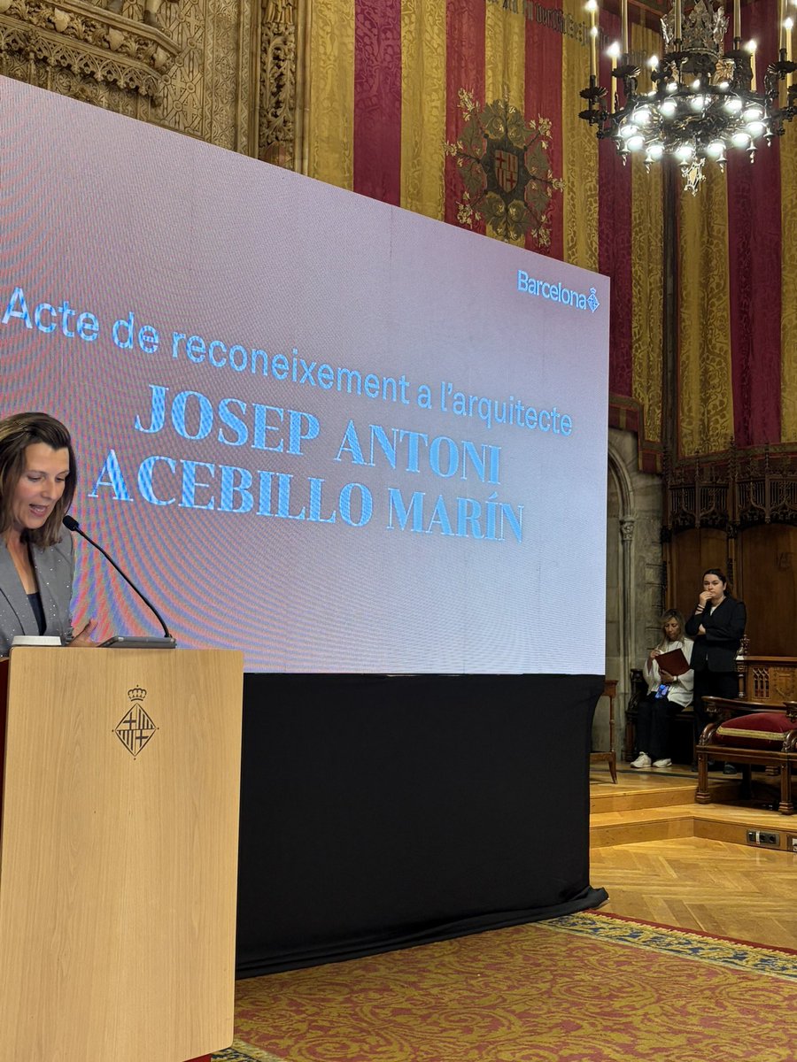 SoniaDeveRi's tweet photo. Ahir, al Saló de Cent, acte de reconeixement a l’arquitecte Josep Antoni Acebillo, una figura clau en la transformació urbana de Barcelona.

Una ciutat també es construeix reconeixent aquells que han contribuït a fer-la i a projectar-la al món. https://t.co/RRuFvkGMO6
