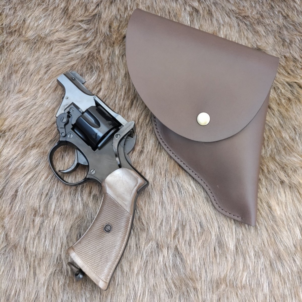 LeatherCraft_WB's tweet photo. エンフィールドリボルバー タンカー用ホルスターの試作品。
単純にノーマル用から長さを詰めるだけではフィット感が良くない感じで、細かいところを型紙から再度修正ですね。
試作品については、一応は問題なく使用できる仕上げなのでヤフオクに特価で出品予定。 https://t.co/7icaKNCTJ6