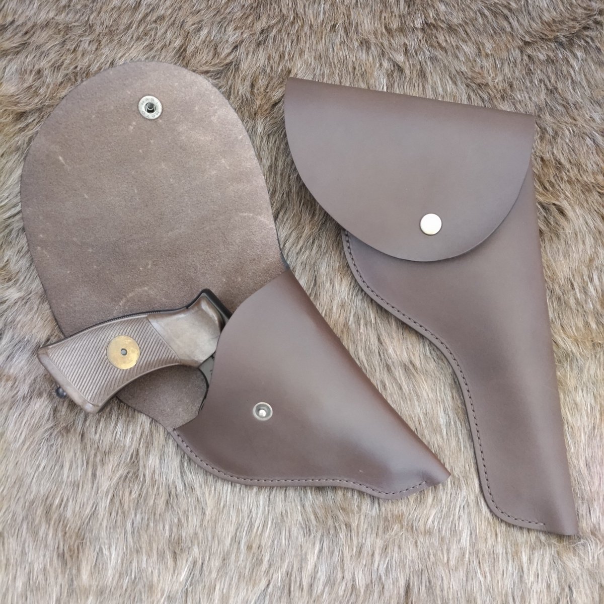 LeatherCraft_WB's tweet photo. エンフィールドリボルバー タンカー用ホルスターの試作品。
単純にノーマル用から長さを詰めるだけではフィット感が良くない感じで、細かいところを型紙から再度修正ですね。
試作品については、一応は問題なく使用できる仕上げなのでヤフオクに特価で出品予定。 https://t.co/7icaKNCTJ6