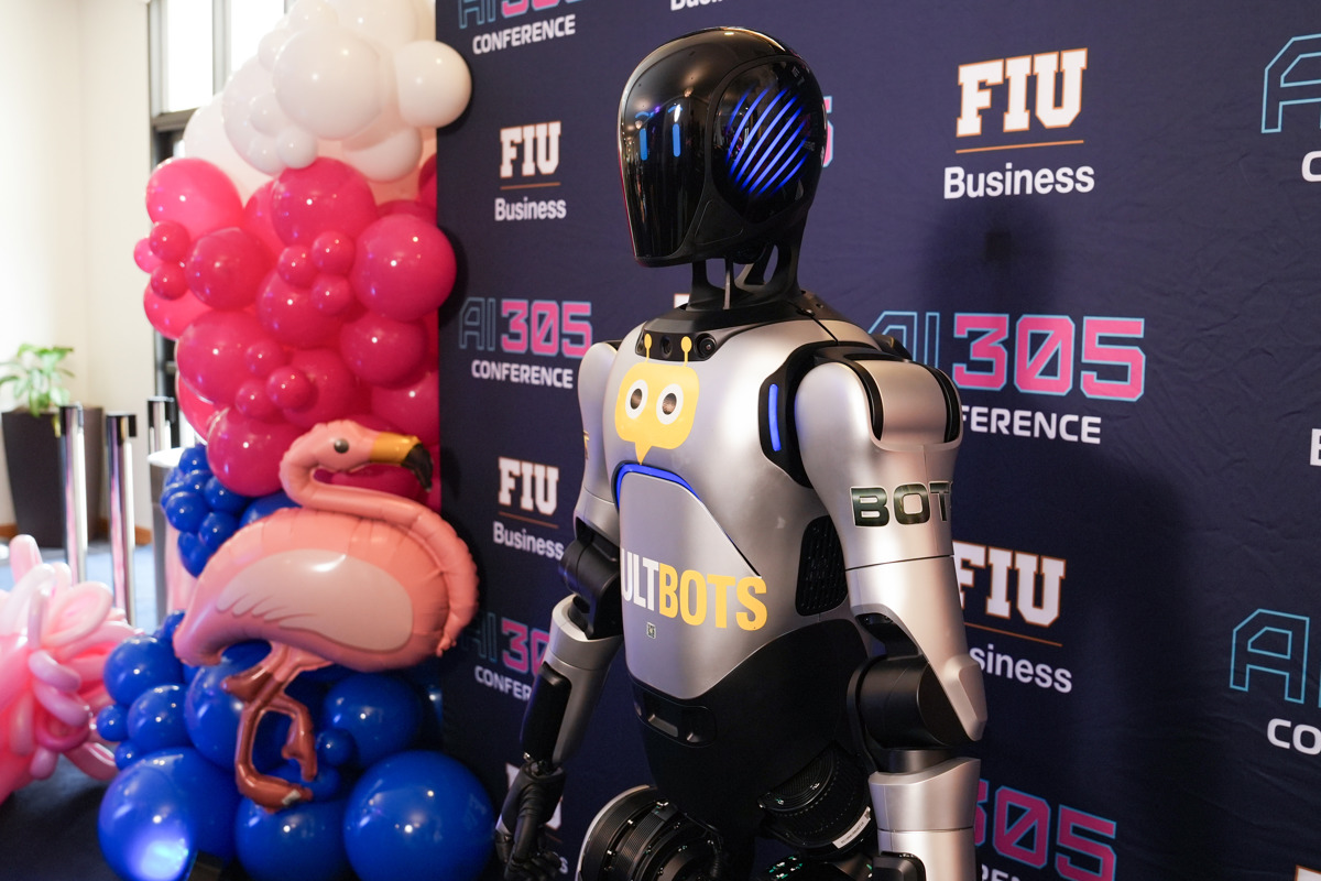 ElNacionalWeb's tweet photo. Luka, un robot humanoide que también habla español se presentó el viernes en un panel de robótica de AI 305, el foro de inteligencia artificial (IA) de la Universidad Internacional de Florida (FIU). La empresa estadounidense VaultBots quiere llevarlo a hoteles, restaurantes y centros de cuidado de mayores.

"Luka no va a reemplazar ningún empleo. En realidad, va a mejorarlos todos", dijo a EFE el fundador y director ejecutivo de VaultBots, Gary Khachatryan, sobre si robots como este sustituirán a los trabajadores de hoteles y restaurantes.

🔗 Lea más en https://t.co/gUB3tb2jNV