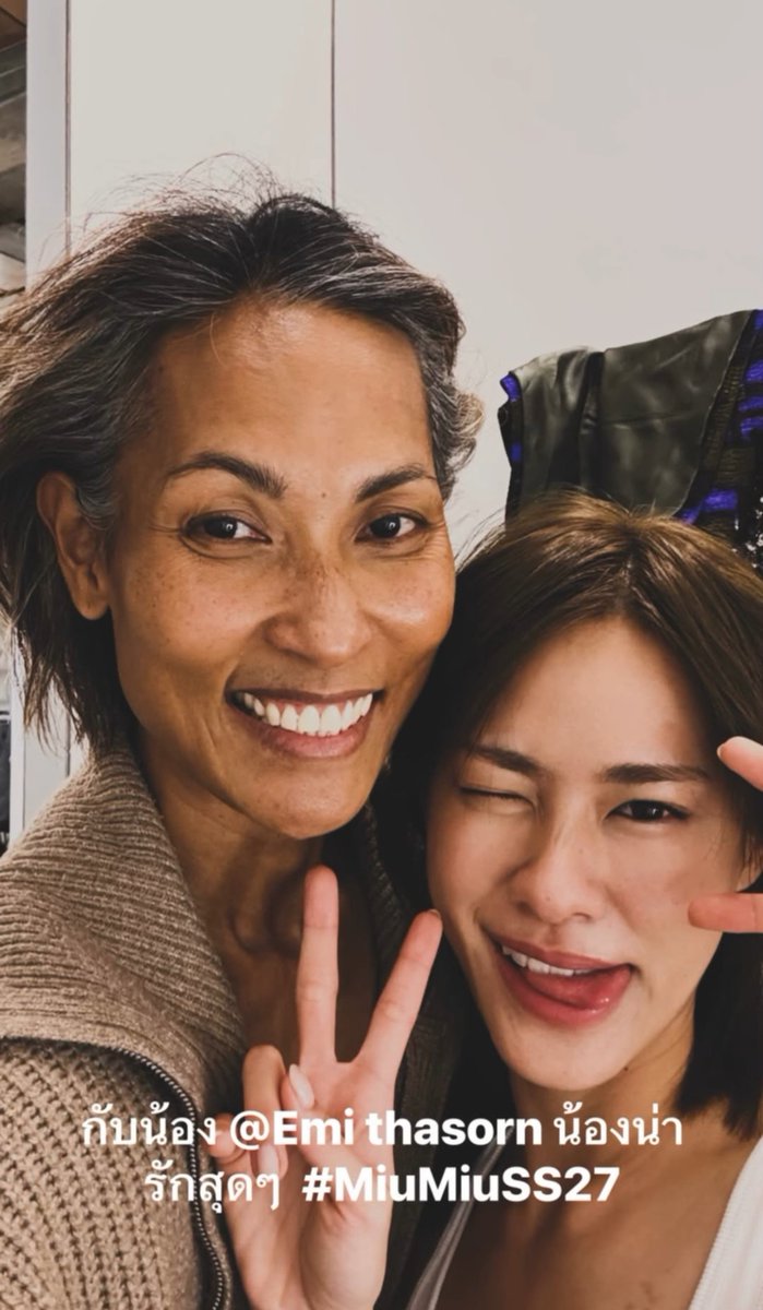 sunset__0411's tweet photo. "ได้เจอน้องเอมี่ ทสร ตอนเดินให้ Miu Miu เลยแอบแบ่งยาดมให้น้อง แล้วก็หอมแก้มไปหลายครั้งด้วยไม่รู้ว่าตอนนี้แก้มน้องยังร้อนอยู่หรือเปล่า 🤭💕 น้องน่ารักมาก ๆ ดีใจที่ได้เจอคนไทยด้วยกัน และได้ร่วมงานกันบนรันเวย์ Miu Miu เป็นประสบการณ์ที่ดีและอบอุ่นใจมากจริง ๆ ค่ะ 🤍✨"

🔗https://t.co/QpDKXxa2Qe

#EmiThasorn1stPFWRunwayForMiuMiu
#MiuMiuxEmi
#MiuMiuSS27 #MiuMiu
#emiamily #เอมี่ทสร
#WanmaiInParis #ThaiModel #เอมี่ทสร #วันใหม่ในปารีส #นางแบบไทย