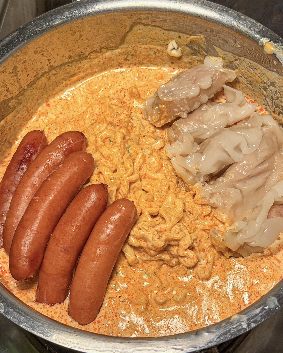 bon_appetitbkk's tweet photo. อยากแจกสูตรสิ่งนี้อะ ครีมมี่บุลดักคาโบ หอมชีสสุด นัวแบบ 300% ครีมมี่สมชื่อเมนูมากกกก อร่อยจัดดด ๆ ๆ สูตรใต้เธรดจ้า~ ไปลองทำกัน ใครทำละโควทมาอวดได้ค้าบบ👀🍝🫕 https://t.co/6ziuUFA37P