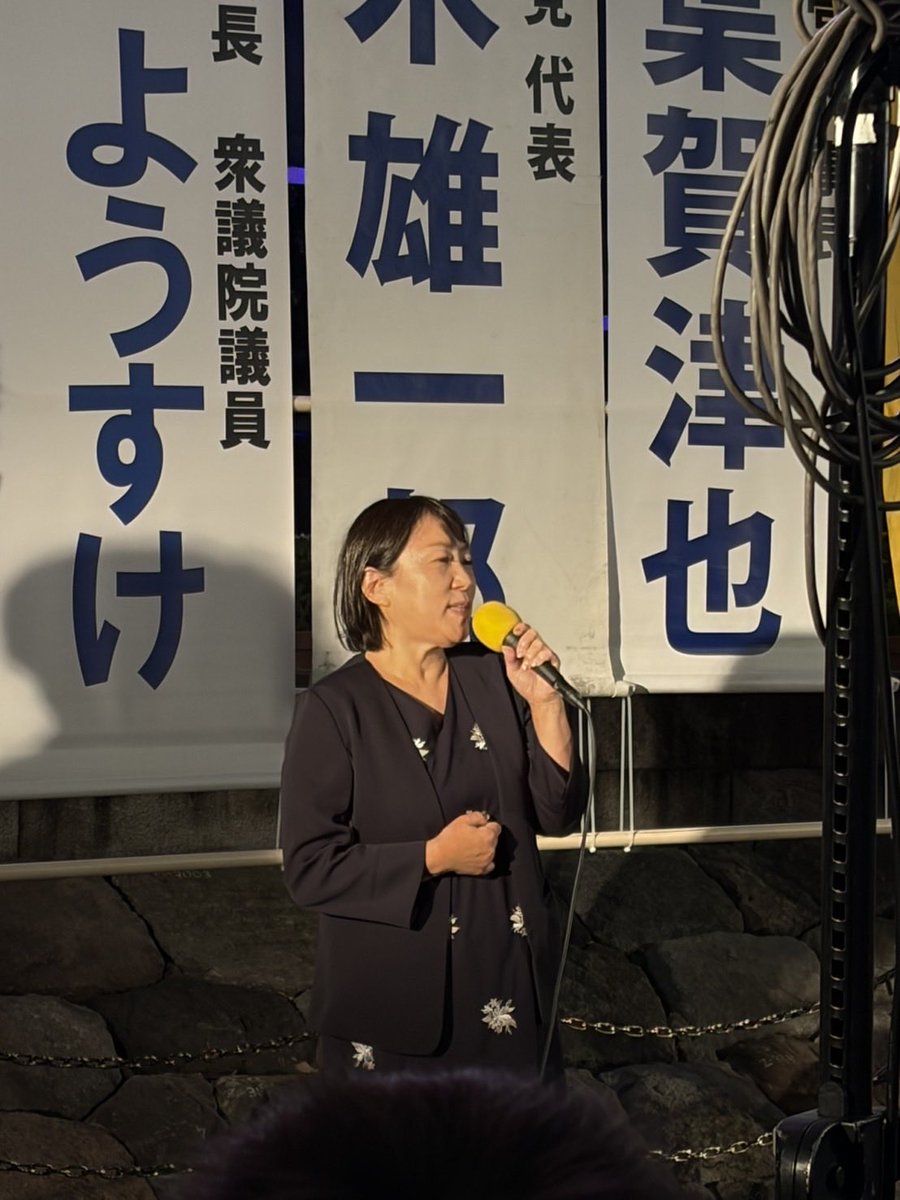 195qfh's tweet photo. 昨日は、新橋駅SL広場にて国民民主党街頭演説会がありました。今までは、普通に参加して写真を撮ったりしていましたが、なんと！今回は、（大田区）政策委員としてマイクを持たせていただきました！緊張の連続でしたが、これもまた初めての、こくうさとのツーショットに、ほっこりでした💕 https://t.co/AYrY8ULmcP