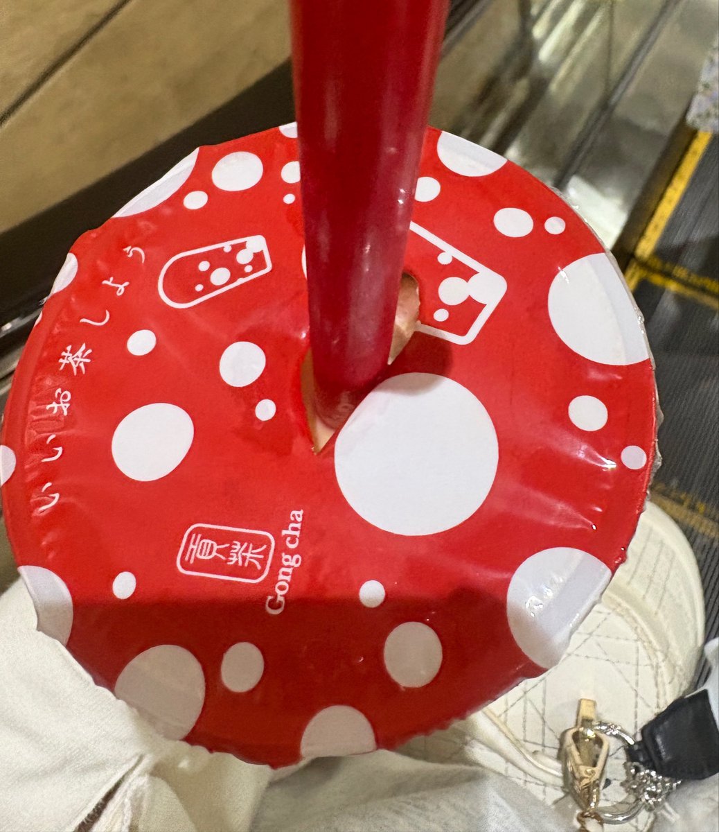 nemutatta's tweet photo. ゴンチャ買ったわいいが、蓋ガッツリあけすぎてこぼれそうで詰み https://t.co/wYCVAZdofg