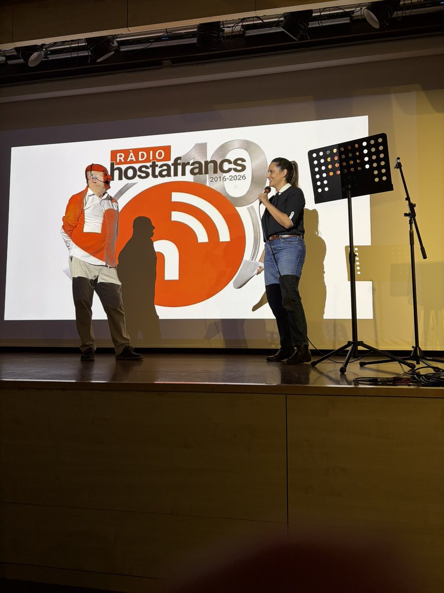 SoniaDeveRi's tweet photo. I vam acabar el dia celebrant els 10 anys de Ràdio Hostafrancs. 🎙️

Una dècada fent ràdio de proximitat, explicant el barri i donant veu als seus veïns. Per molts anys i per molts més! 🎂📻 https://t.co/XpDZQ6tD5i