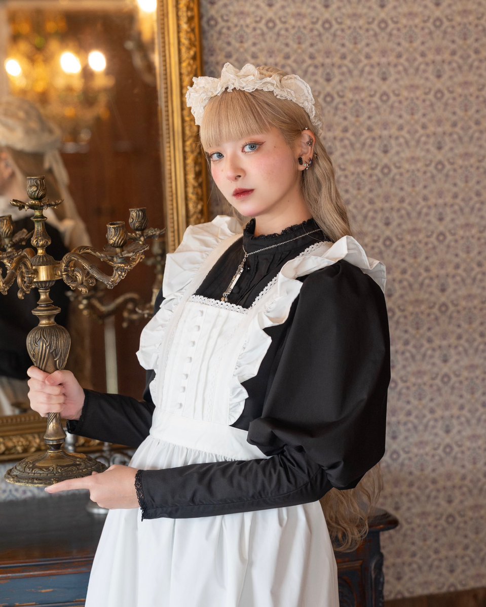 misa2queen's tweet photo. 🦢クラシカルフリルエプロン

第一弾で人気だったクラシカルエプロンの再販です✨

クラシカルな雰囲気を演出出来る様、様々なお洋服と合わせやすいシンプルさとガーリーさをプラスしたエプロンです。

今回発売のワンピースとの相性も良くおすすめです♡ https://t.co/9LDIczibCI