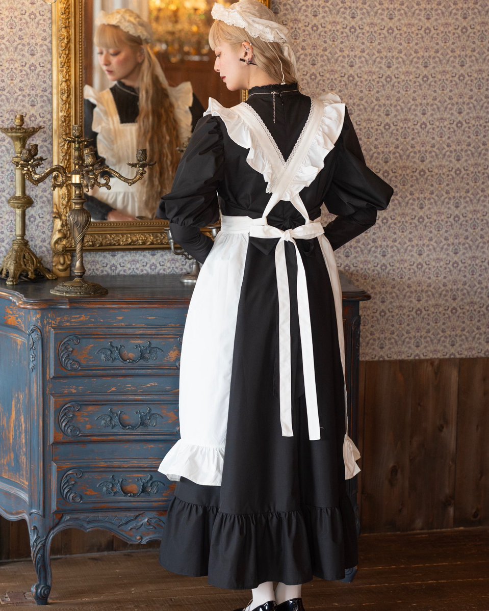 misa2queen's tweet photo. 🦢クラシカルフリルエプロン

第一弾で人気だったクラシカルエプロンの再販です✨

クラシカルな雰囲気を演出出来る様、様々なお洋服と合わせやすいシンプルさとガーリーさをプラスしたエプロンです。

今回発売のワンピースとの相性も良くおすすめです♡ https://t.co/9LDIczibCI