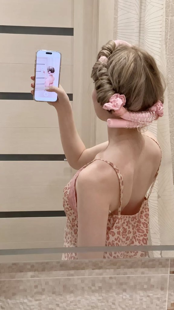 Yu_na_shin's tweet photo. Hay algo muy satisfactorio en preparar el cabello antes de dormir y despertarte con la mitad del trabajo ya hecha. ✨ https://t.co/UquEquduMg