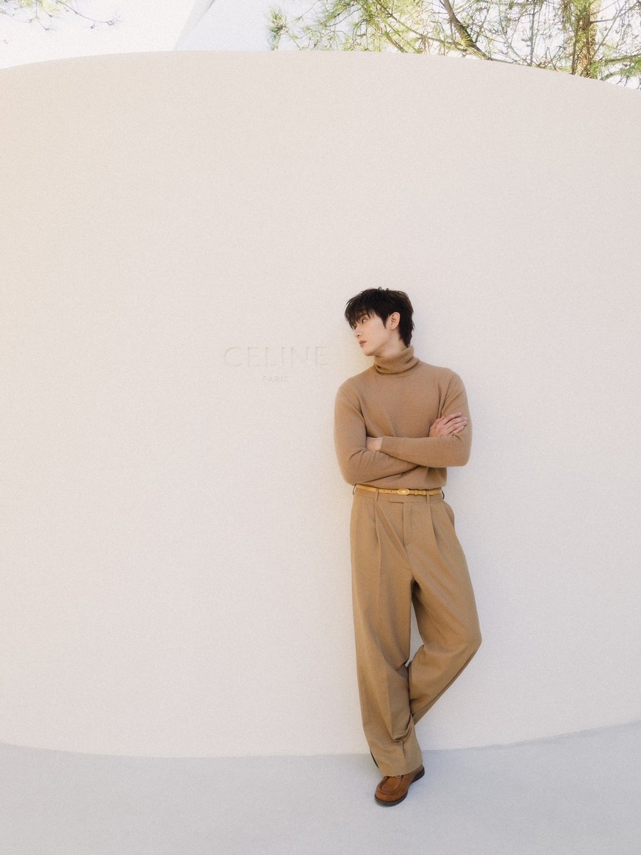 GMMTV's tweet photo. “บุ๊ค กษิดิ์เดช” เข้าร่วมชมโชว์ Celine Été 2027 ณ กรุงปารีส ประเทศฝรั่งเศส เมื่อวันที่ 3 ตุลาคมที่ผ่านมา

#Celine @celineofficial 
#CelineEte2027 
#MichaelRider 
#kasibook @kasibook 
#GMMTV https://t.co/ZndST1D1hT